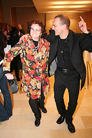 Selmas Freundin Margit Bartfeld-Feller, hier mit Musiker David Klein, kann sich mit 84 noch richtig freuen über dessen CD-Präsentation der Gedichte ihrer Freundin (Foto: Martin Schmitz)